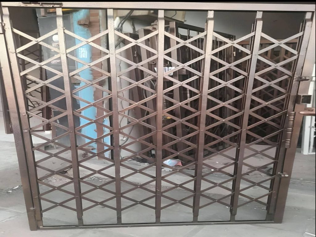 حفاظ درب و پنجره منزل مسکونی