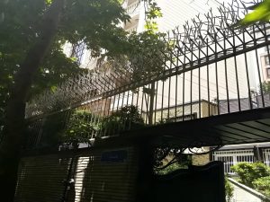 حصار آهنی روی دیوار