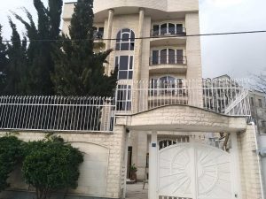 حفاظ میله ای نوک تیز روی دیوار ویلا