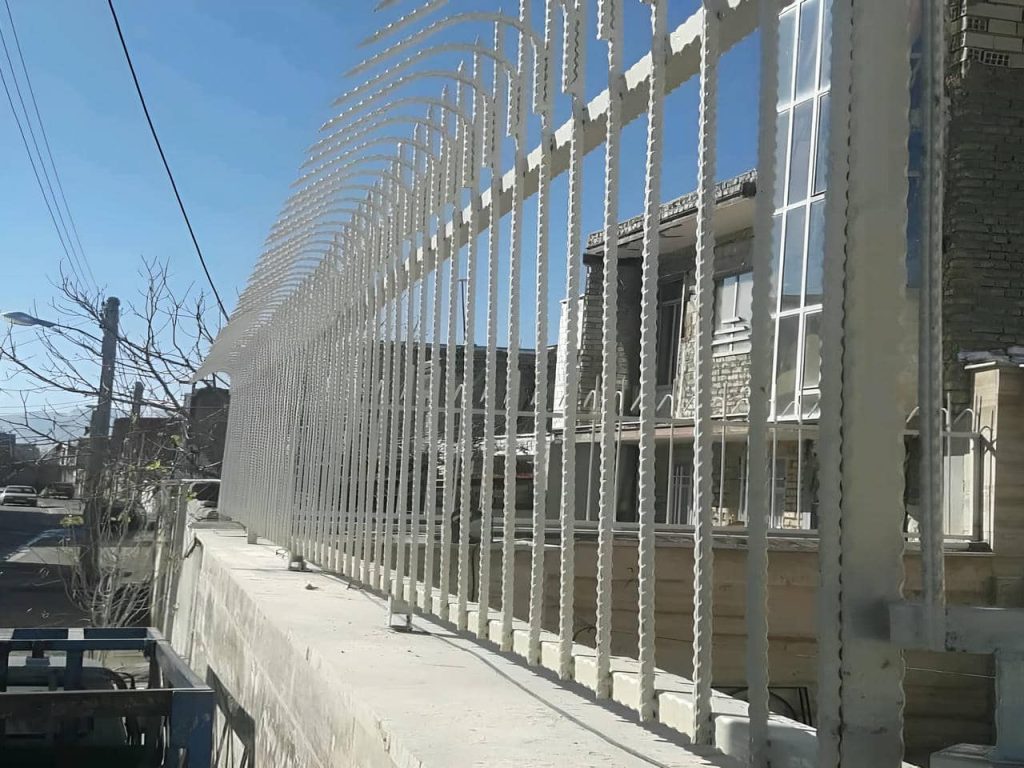 حفاظ آهنی روی دیوار منزل