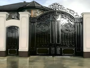 درب آهنی ورود به ساختمان