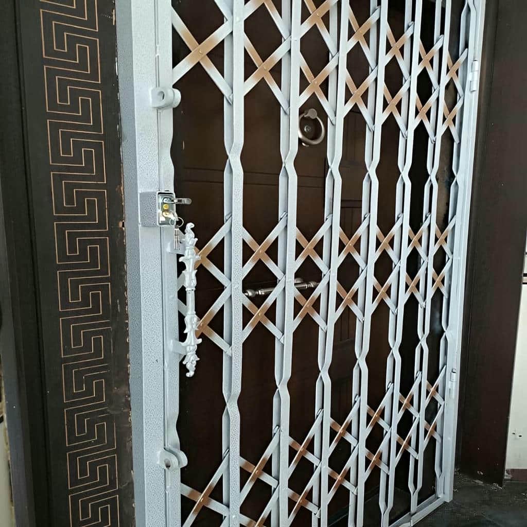 accordion-door-protection-apartment-xq نحوه محاسبه قیمت نرده و محافظ آکاردئونی به ازای هر متر مربع
