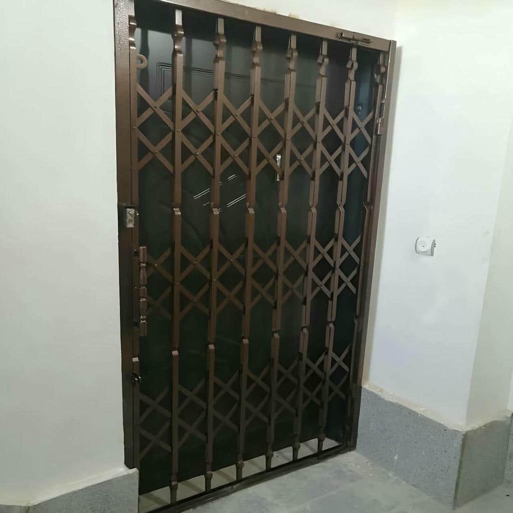 accordion-door-protection-apartment-yy تأثیر تعداد گل و ضخامت تسمه در قیمت و امنیت حفاظ آکاردئونی