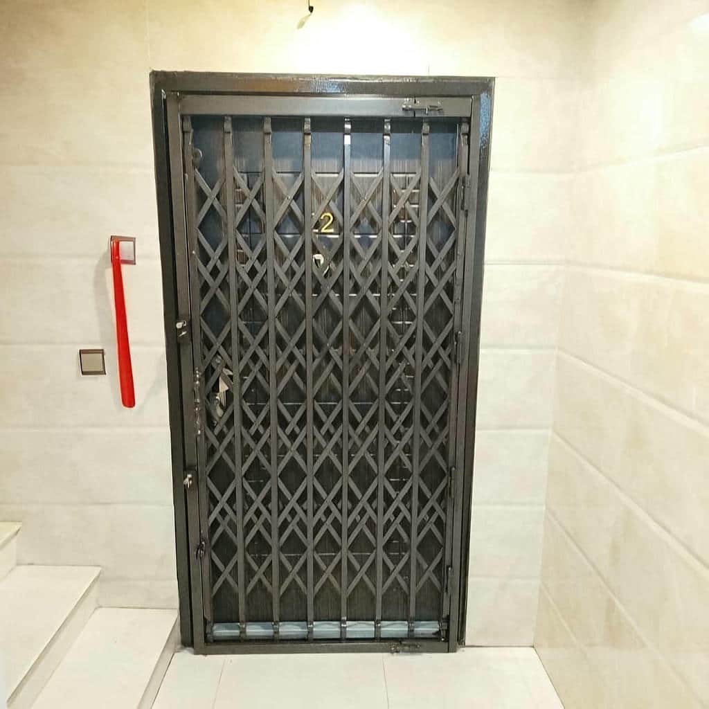 accordion-door-protection-apartment-zy راهنمای جامع خرید درب آکاردئونی ضد سرقت برای درب آپارتمان