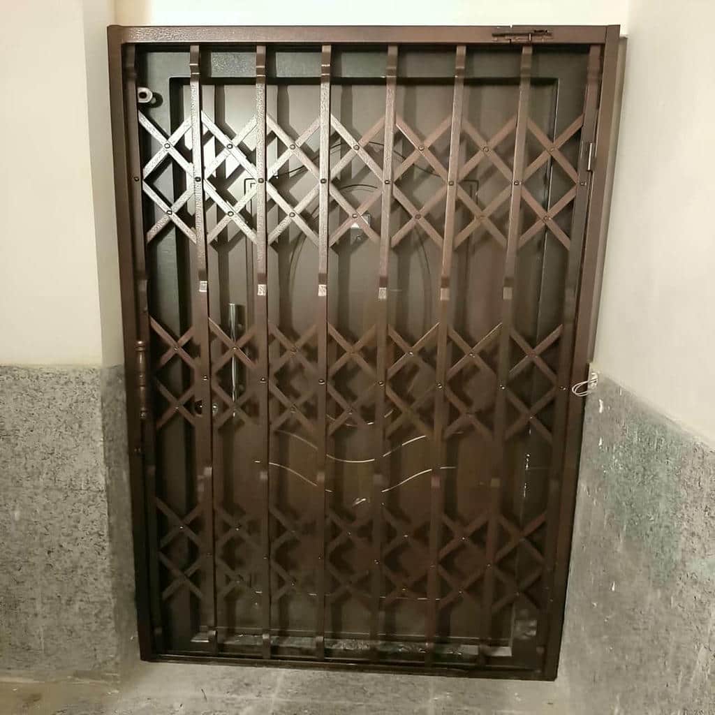 نصب درب آکاردئونی فلزی