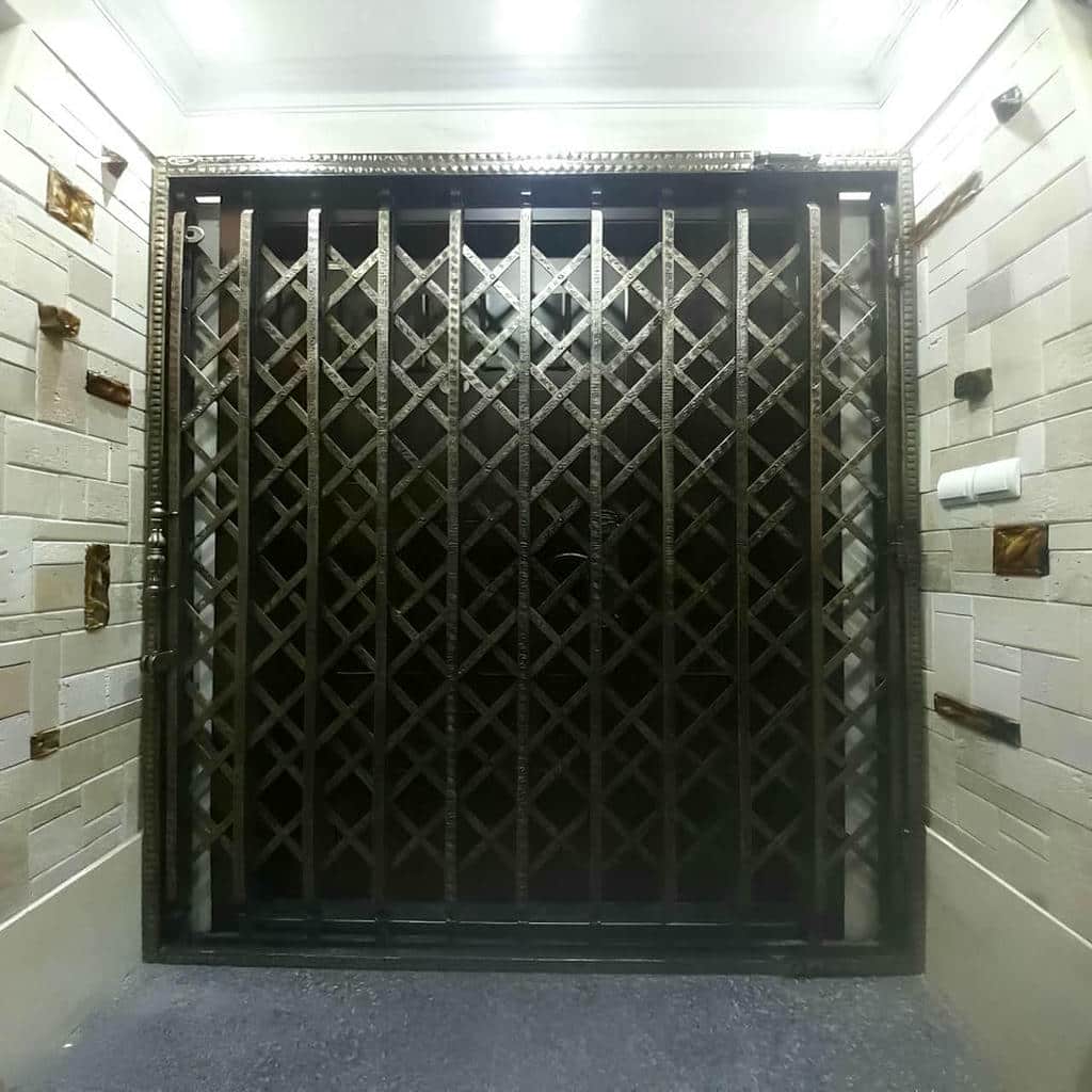 نصب حفاظ آکاردئونی روی دیوار