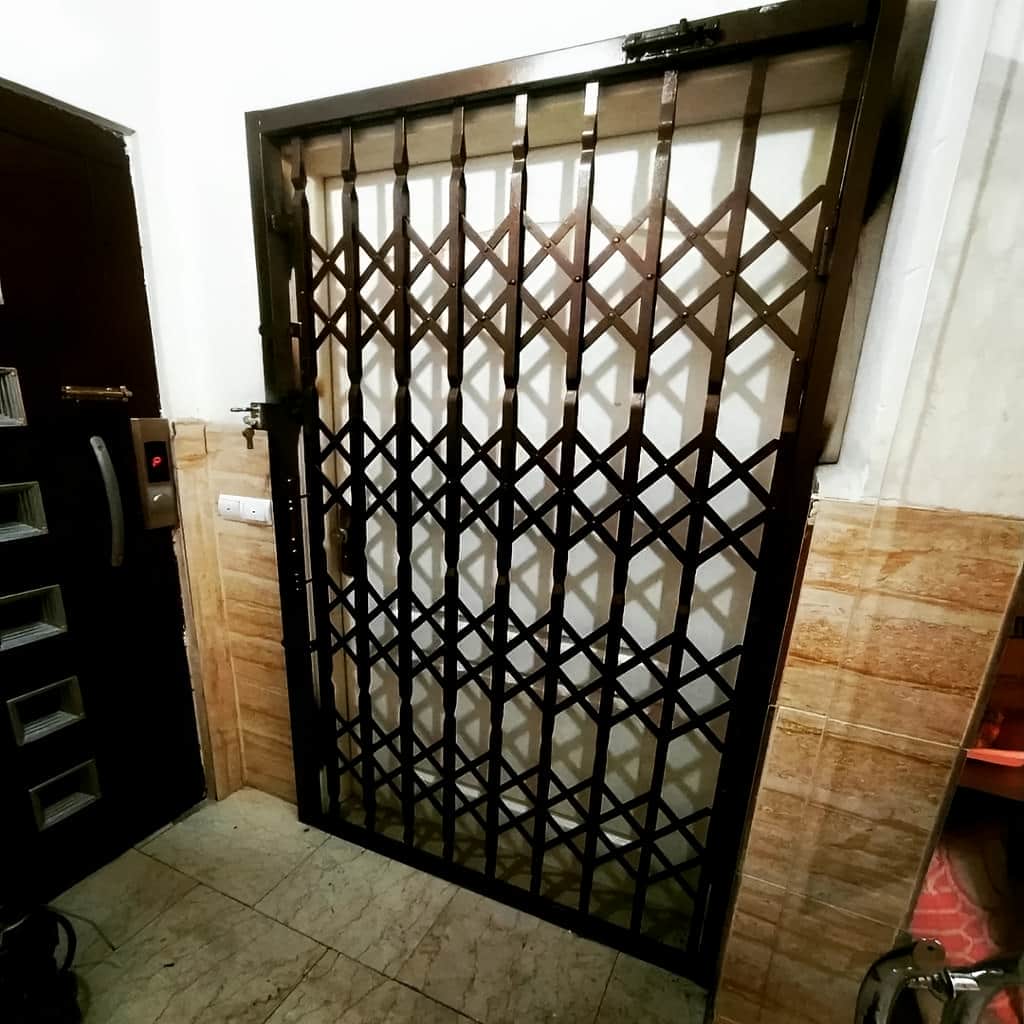 حفاظ آکاردئونی ۴ گل – 4 نصب درب آکاردئونی ۴ گل