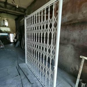 درب آکاردئونی در ساوه