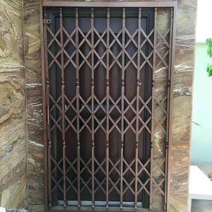 درب آکاردئونی در بندر انزلی