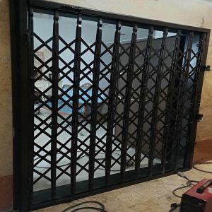 درب آکاردئونی در سنندج