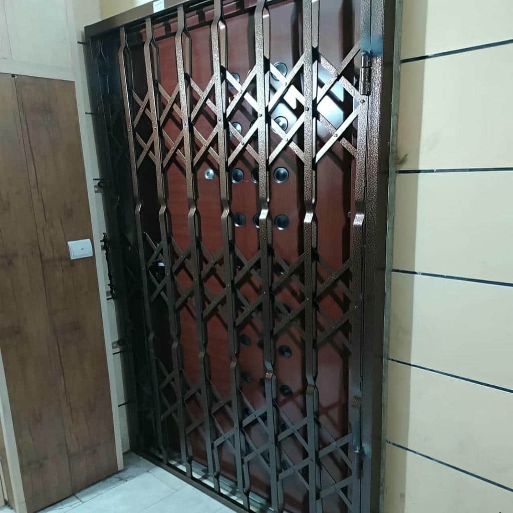 نصب درب آکاردئونی چهارگل در بومهن