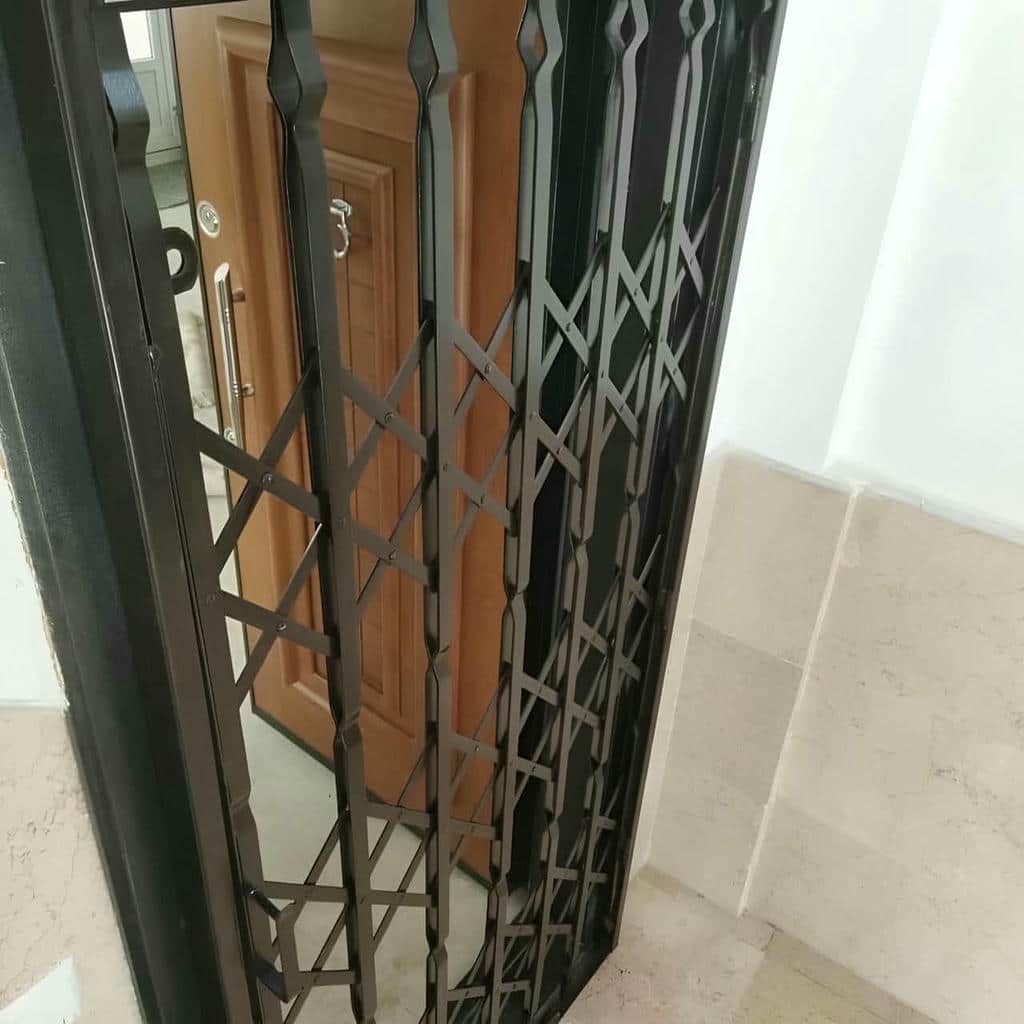 درب آکاردئونی در بندر بوشهر