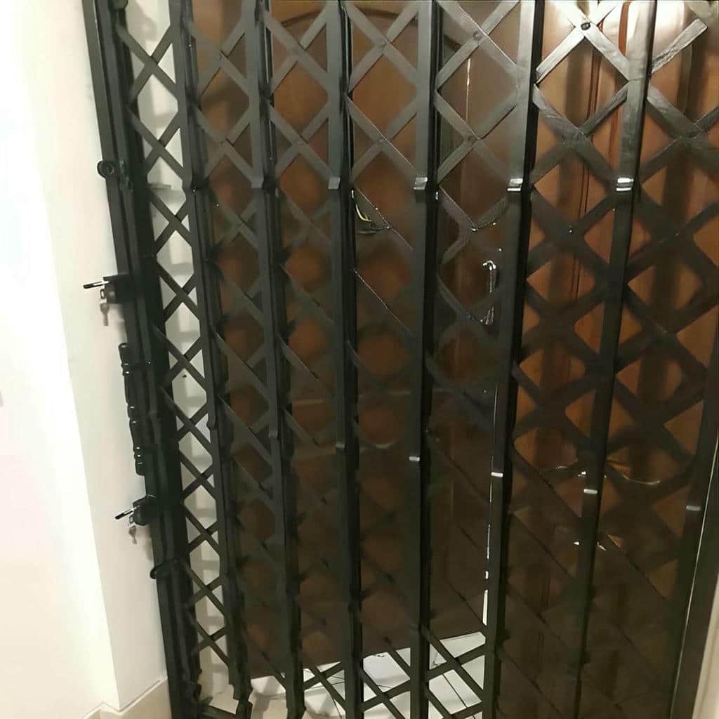 نصب درب آکاردئونی چهارگل در بندر دیلم