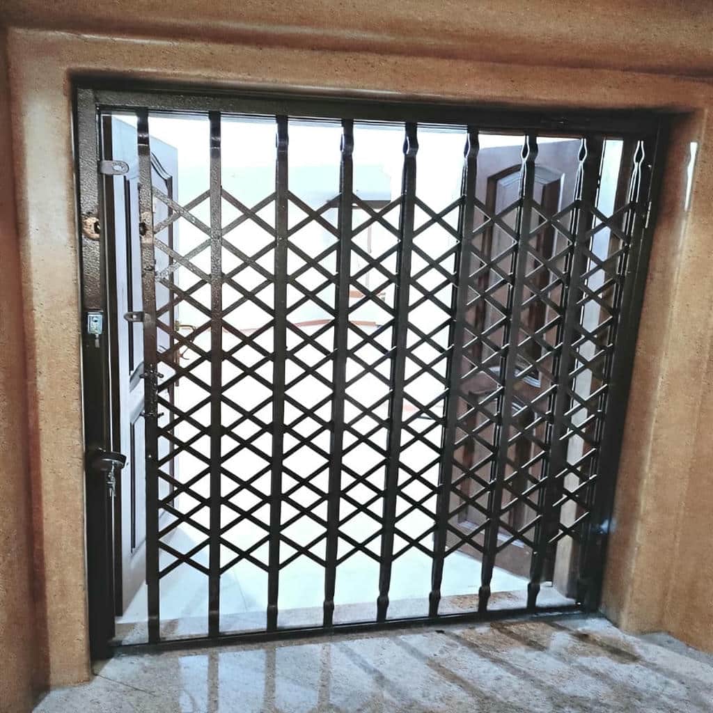 نصب درب آکاردئونی چهارگل در آبادان