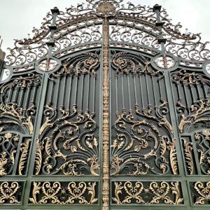 درب حیاط در بندر انزلی