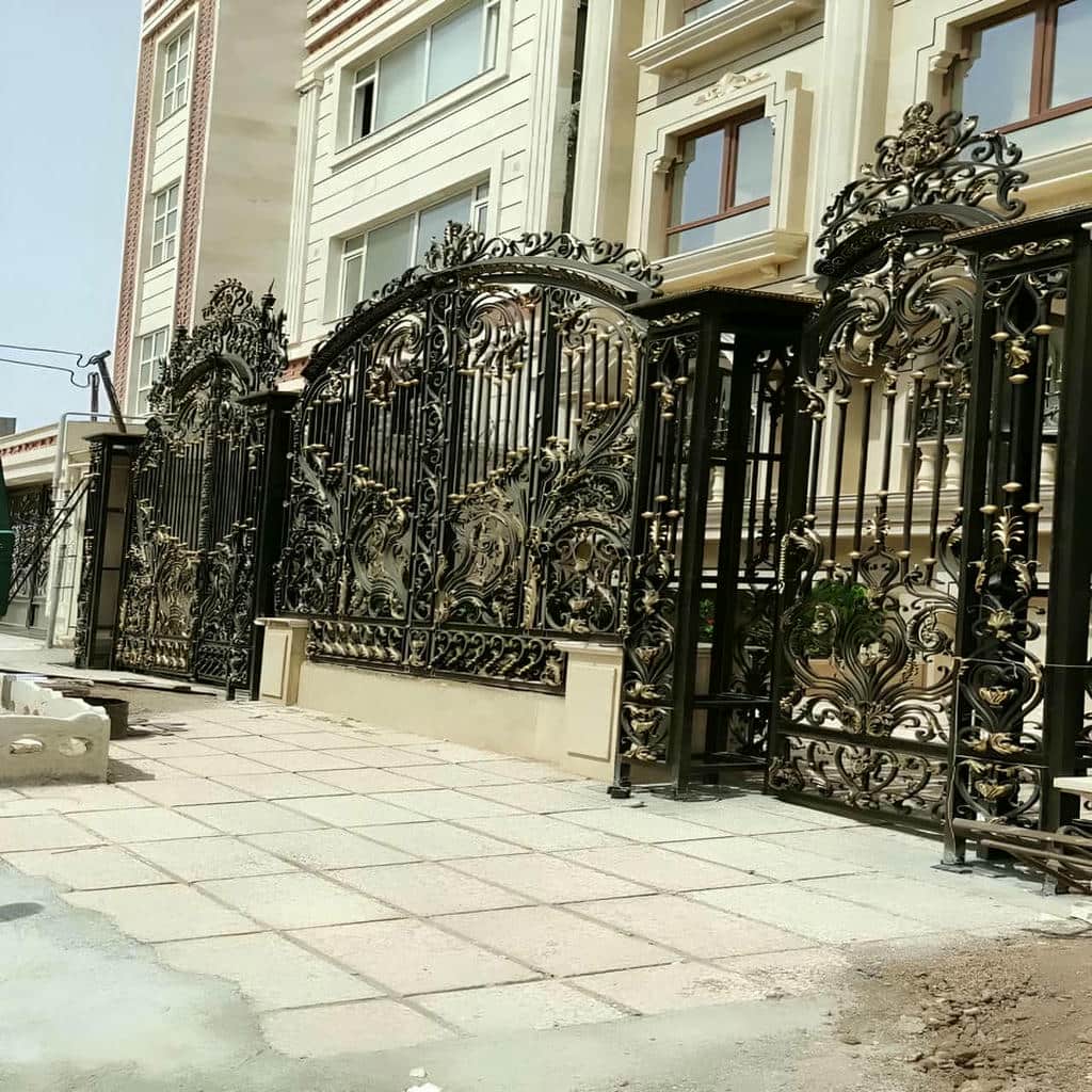درب حیاط در سقز