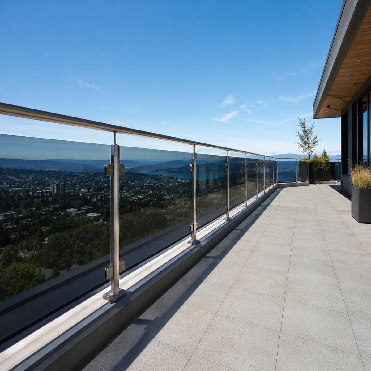 48_modern_terrace_with_city_skyline_view متریال و کیفیت اجرای نرده استیل شیشه ای