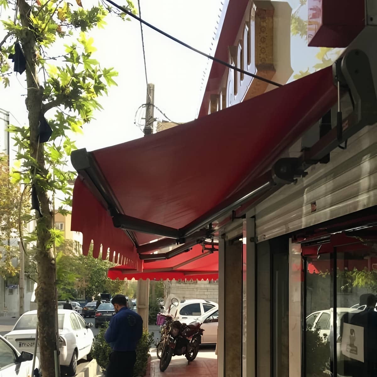 سایبان برقی نصب شده روی دیوار ورودی سایبان برقی نصب شده روی دیوار ورودی