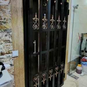 نصب قفل ضد سرقت امنیتی روی درب آکاردئونی و حفاظ پنجره