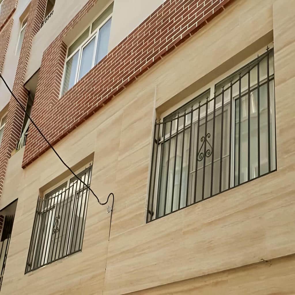 امنیت حیاط ساختمان با حفاظ پنجره رو به محوطه