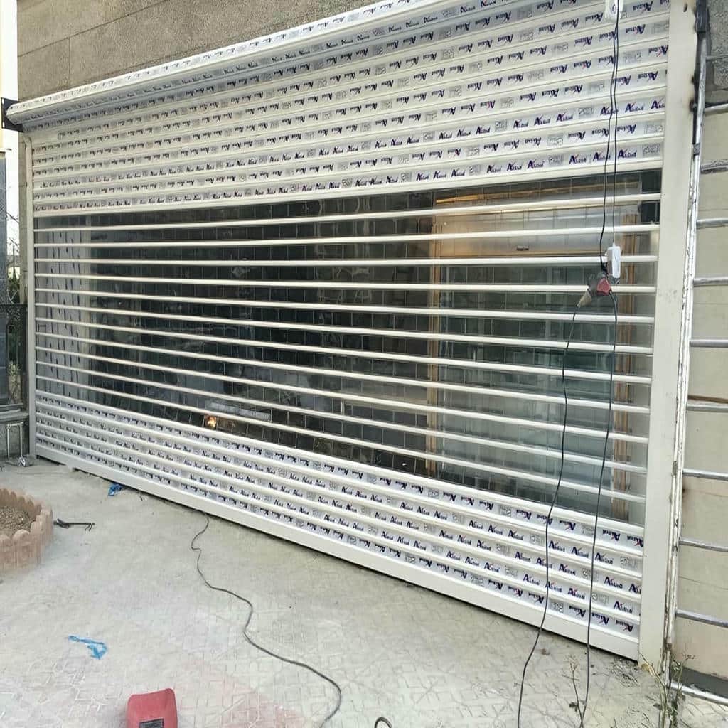 کرکره برقی با ریل تراز شده در پارکینگ لوکس