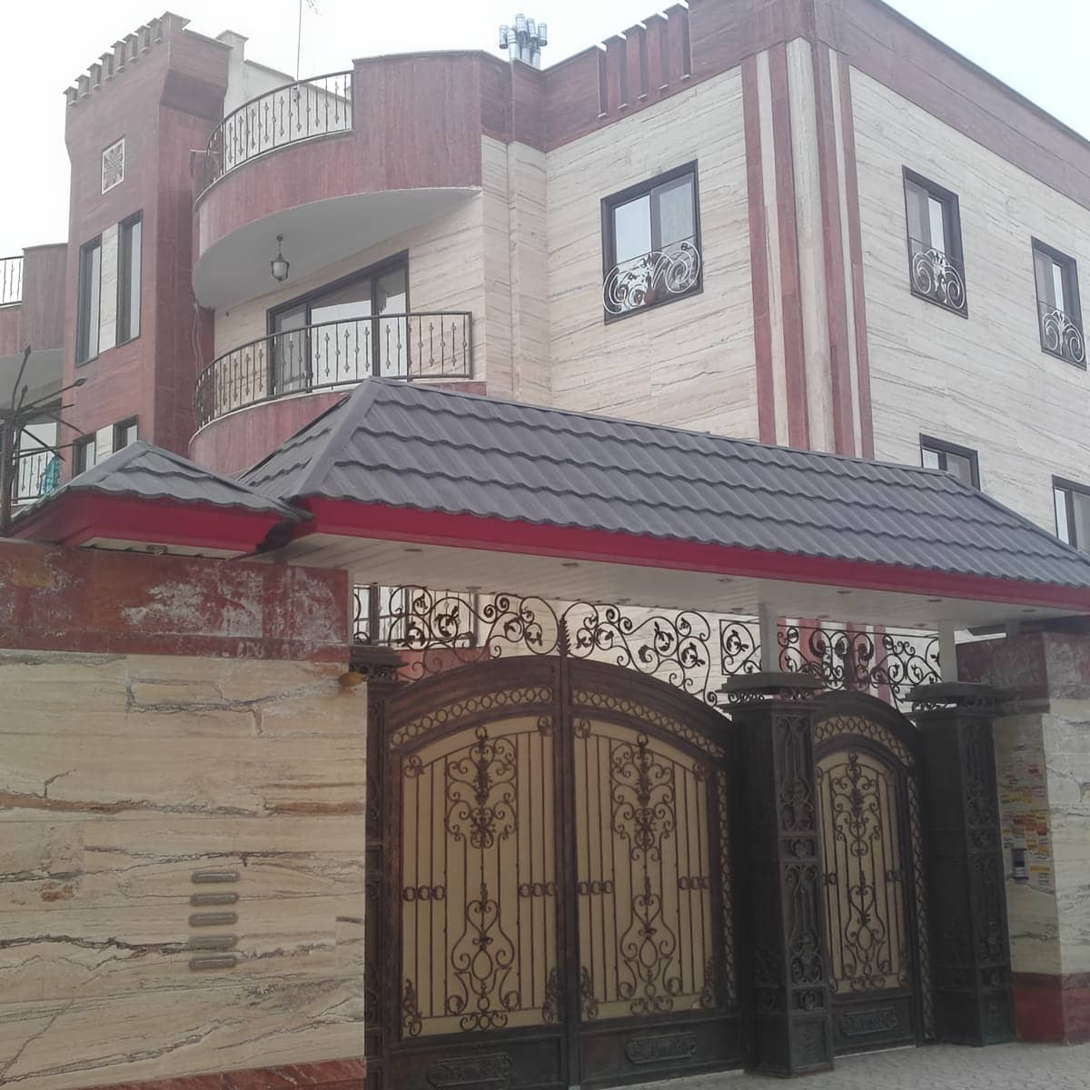 آردواز سردرب حیاط با نصب تمیز روی ورودی آردواز سردرب حیاط با نصب تمیز روی ورودی