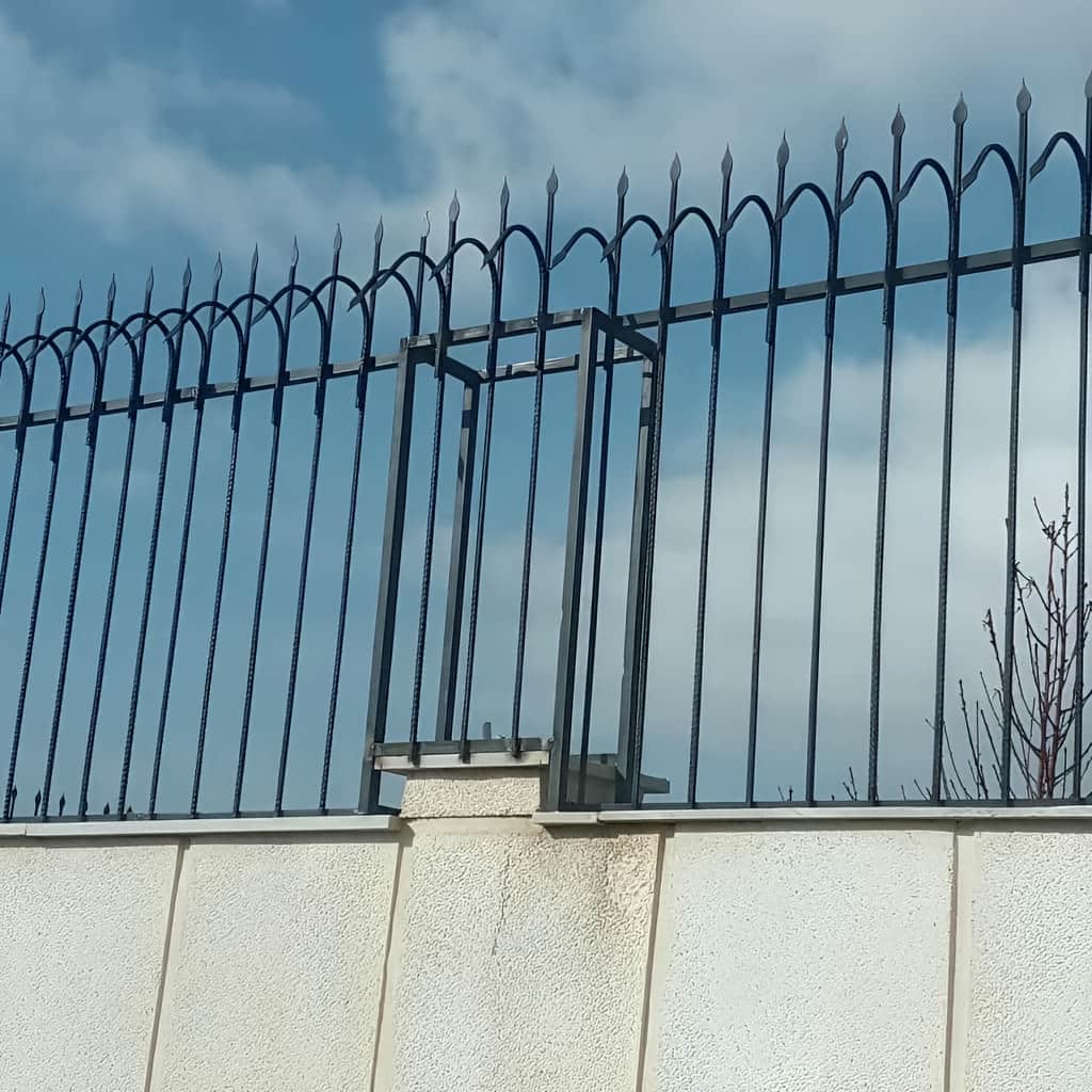 امنیت حیاط ساختمان با حفاظ سرنیزه ای لبه دیوار