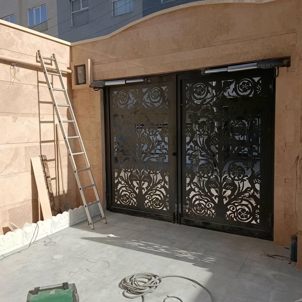 رفع صدای جک درب پارکینگ با اتصالات سفت و بدون لرزش رفع صدای جک درب پارکینگ با اتصالات سفت و بدون لرزش