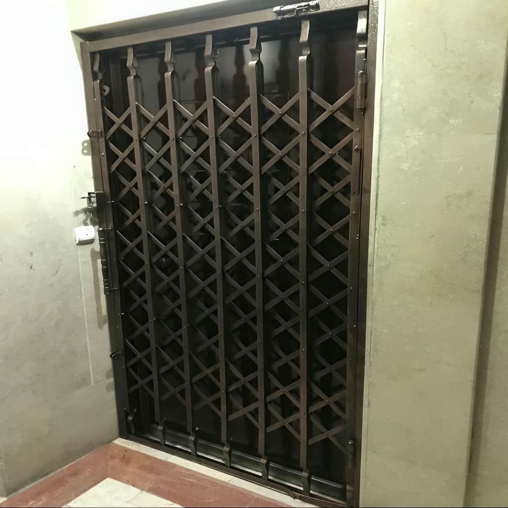 نصب حفاظ آکاردئونی کم جا راهرو روی چهارچوب فلزی