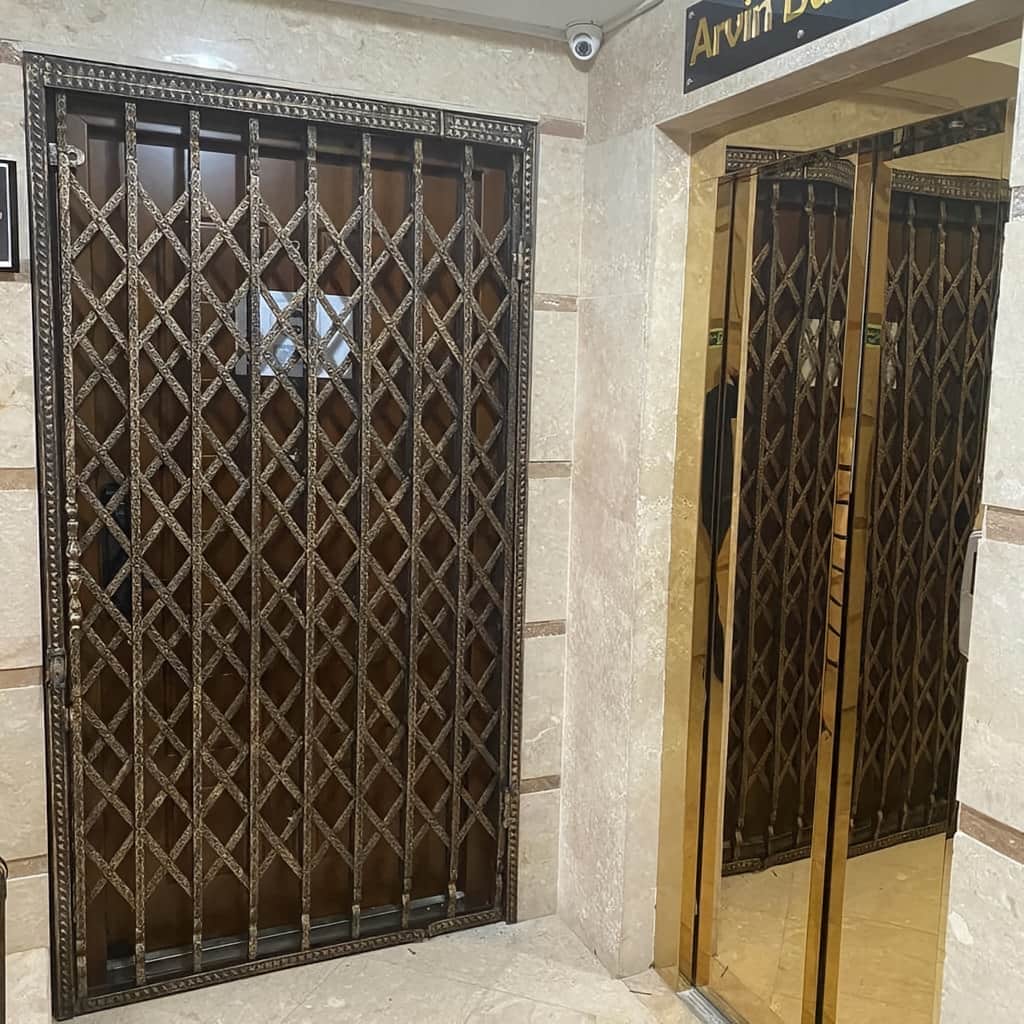 درب آکاردئونی طلایی سلطنتی با قفل کتابی