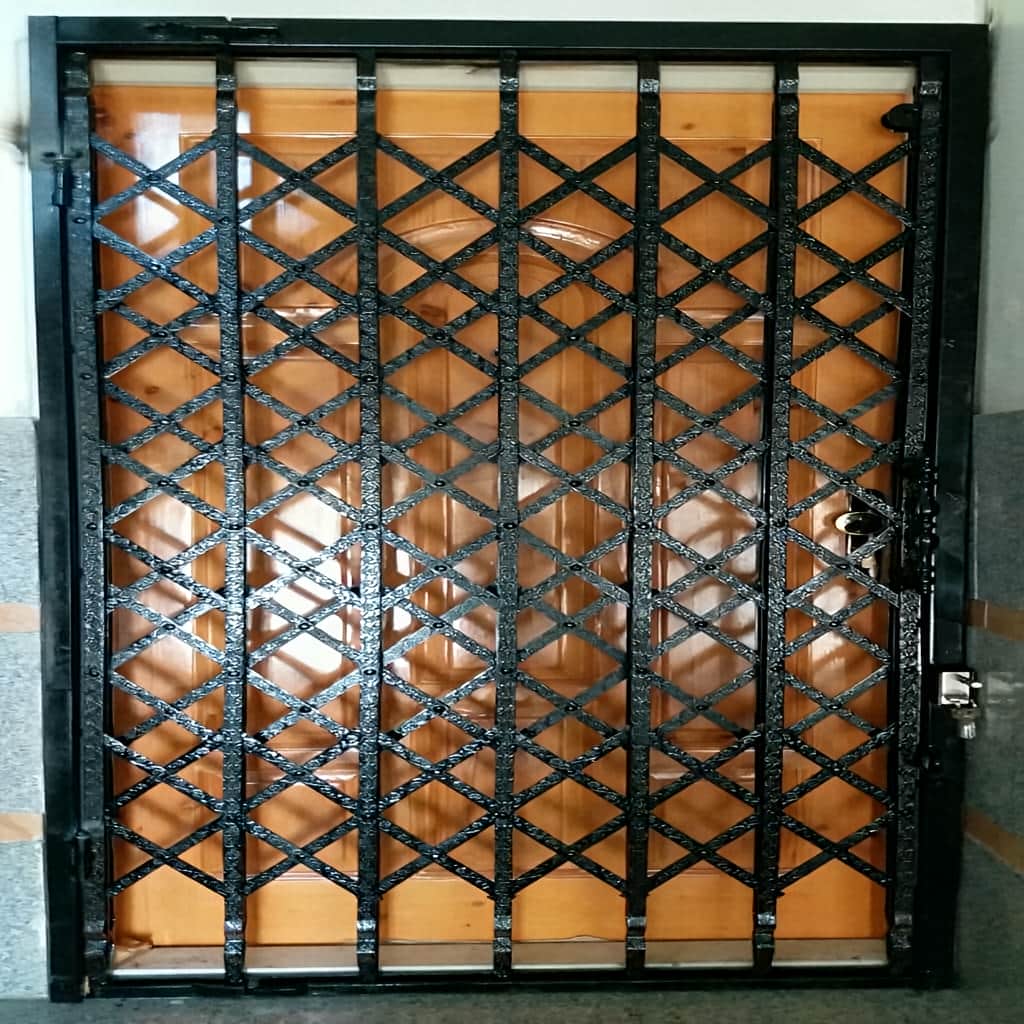 نصب درب آکاردئونی شیک قفل دار روی چهارچوب فلزی