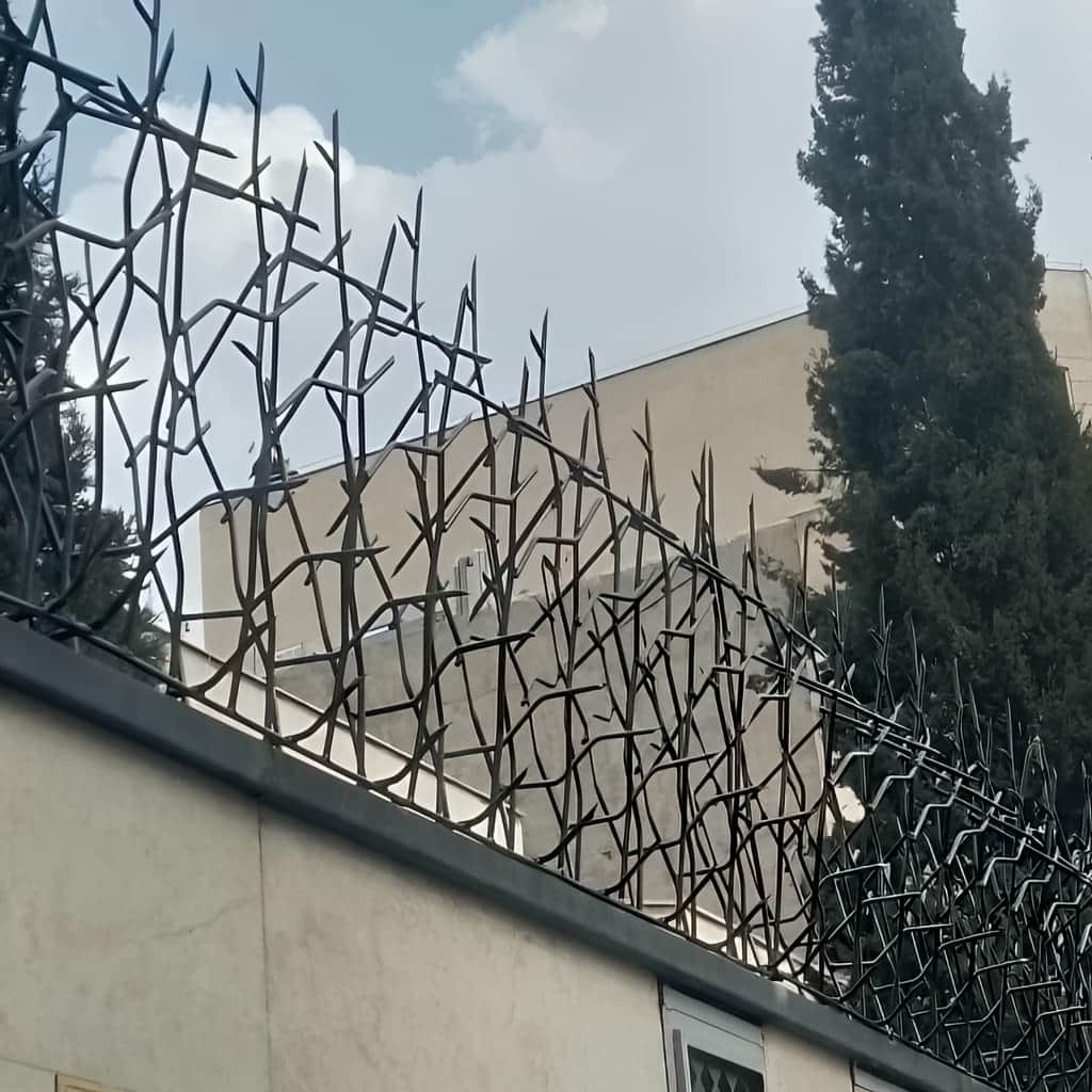 اجرای حفاظ شاخ گوزنی پرتراکم امنیتی برای باغ و ویلا