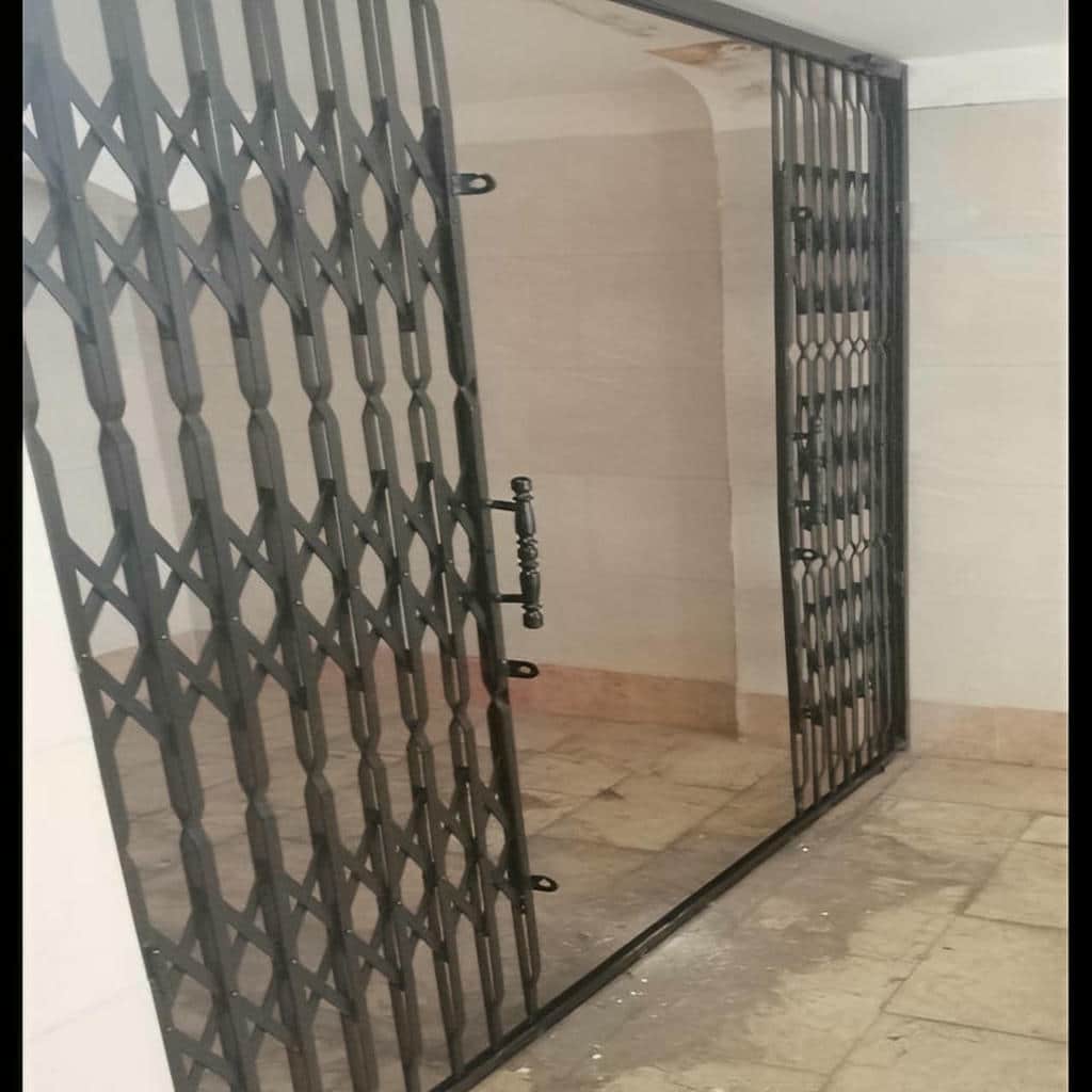 اجرای درب آکاردئونی مشکی طلایی با ریل مقاوم