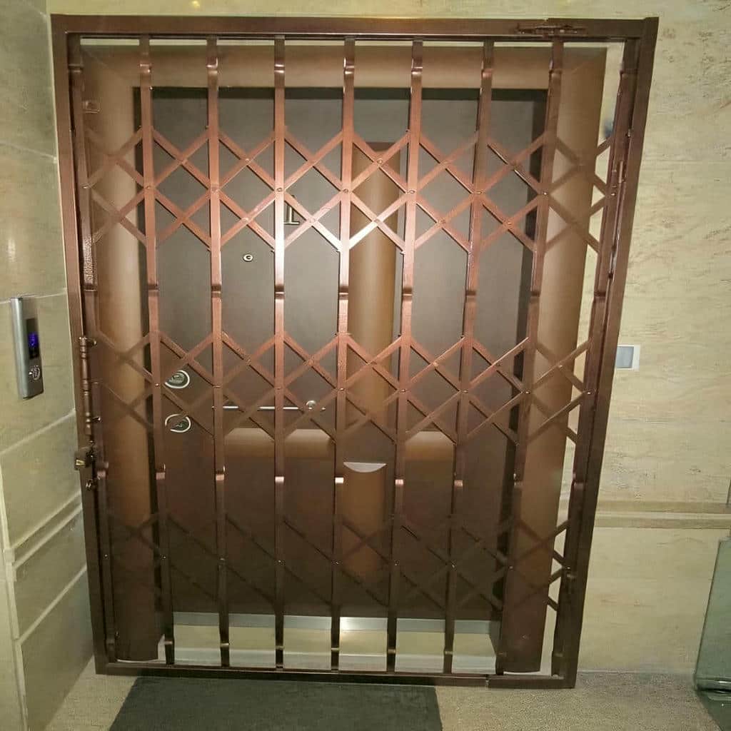 نصب درب آکاردئونی برای واحد اداری روی چهارچوب فلزی