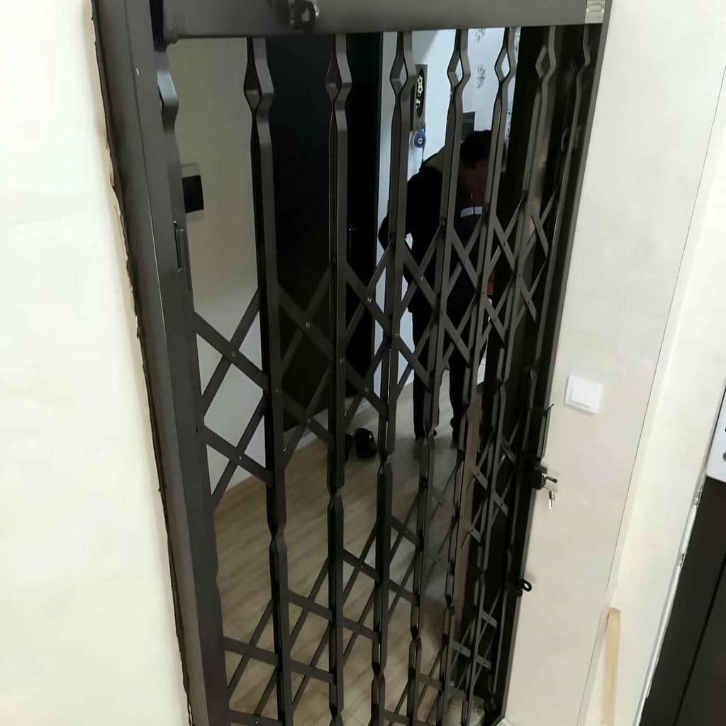 نصب درب آکاردئونی سفید طلایی روی چهارچوب فلزی
