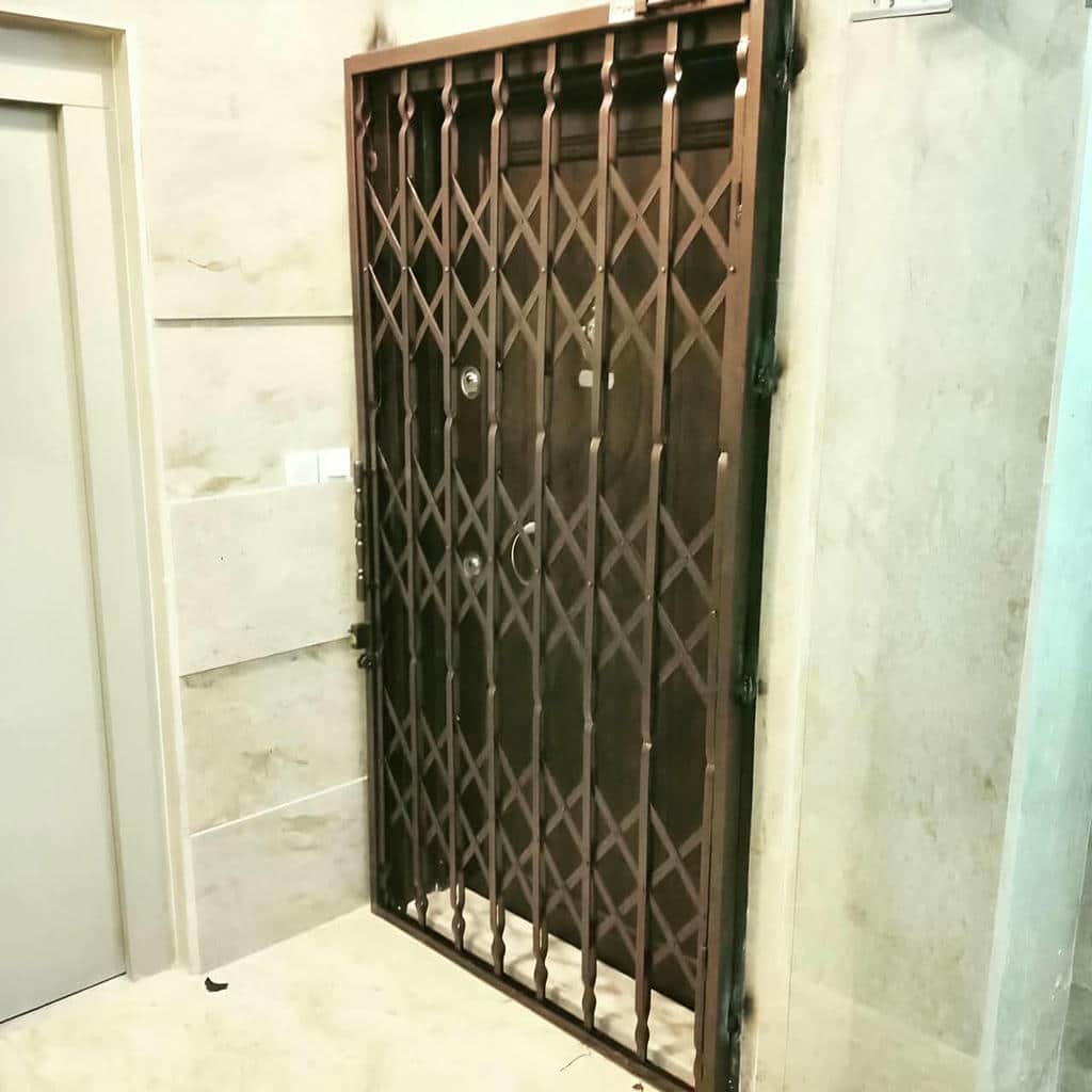 ساخت درب آکاردئونی مشکی طلایی با تسمه فولادی