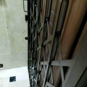 12 مدل درب آکاردئونی مشکی طلایی