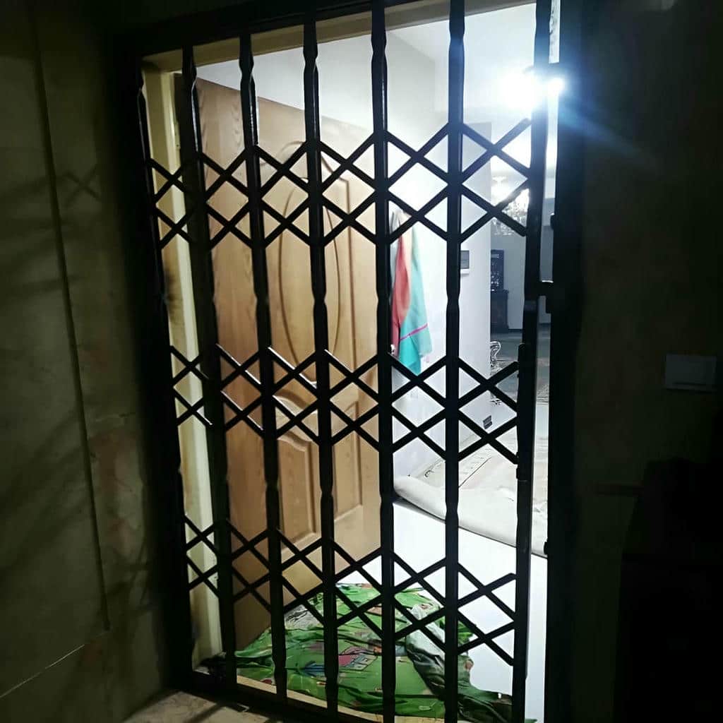 نصب درب آکاردئونی مدرن مشکی ورودی اداری روی چهارچوب فلزی