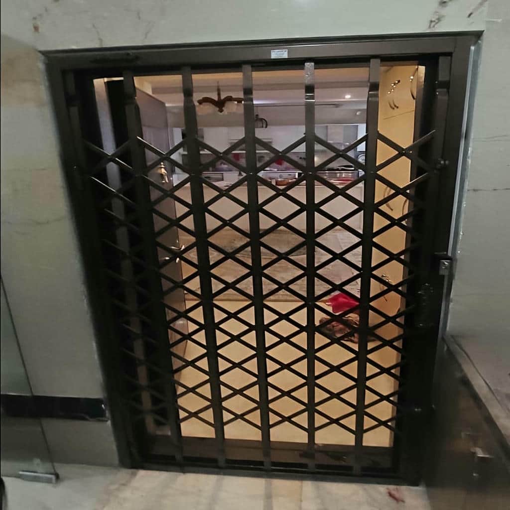 نصب درب آکاردئونی مشکی طلایی روی چهارچوب فلزی