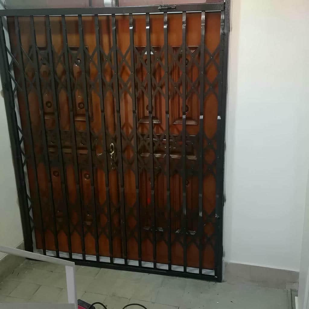 نصب درب آکاردئونی ضد سرقت آپارتمان روی چهارچوب فلزی