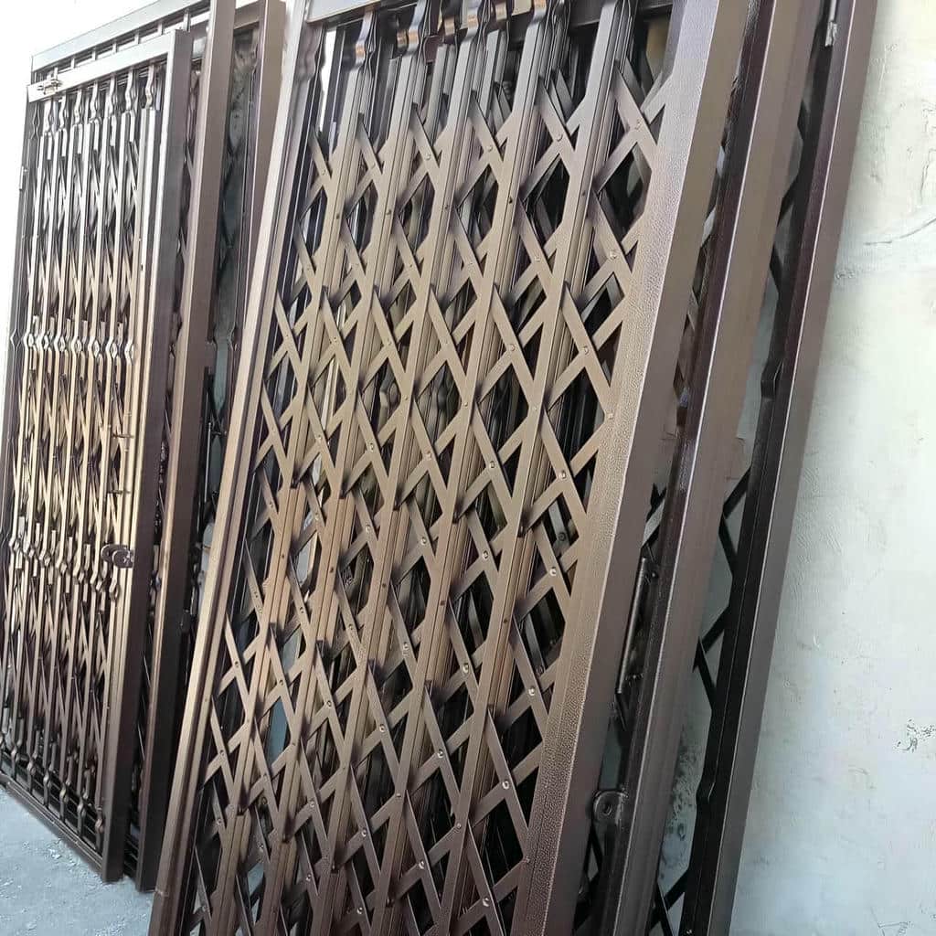 اجرای درب آکاردئونی سفید طلایی با ریل مقاوم