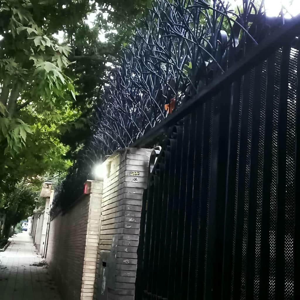 نصب حفاظ دیوار ویلا نمای سنگی با پایه مهار شده