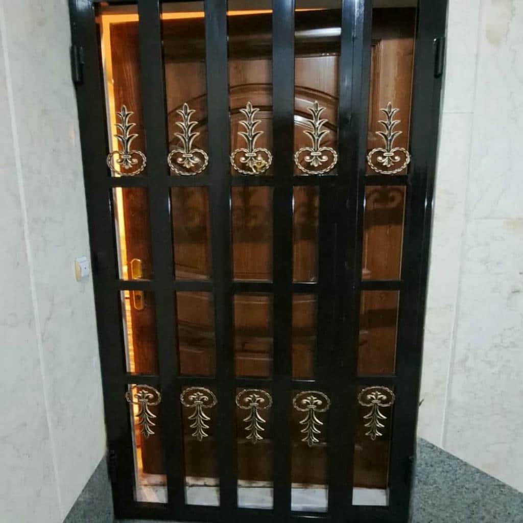 نصب حفاظ درب ضد سرقت فلزی روی چهارچوب فلزی