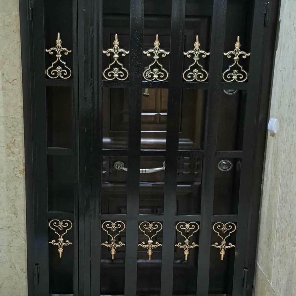 ساخت حفاظ پشت درب آپارتمان ریلی با تسمه فولادی