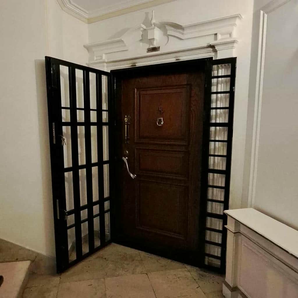 اجرای حفاظ پشت درب آپارتمان ریلی با چرخ روان