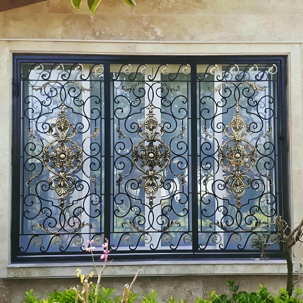 خدمات نصب حفاظ پنجره رنگی کوره ای برای ساختمان مسکونی