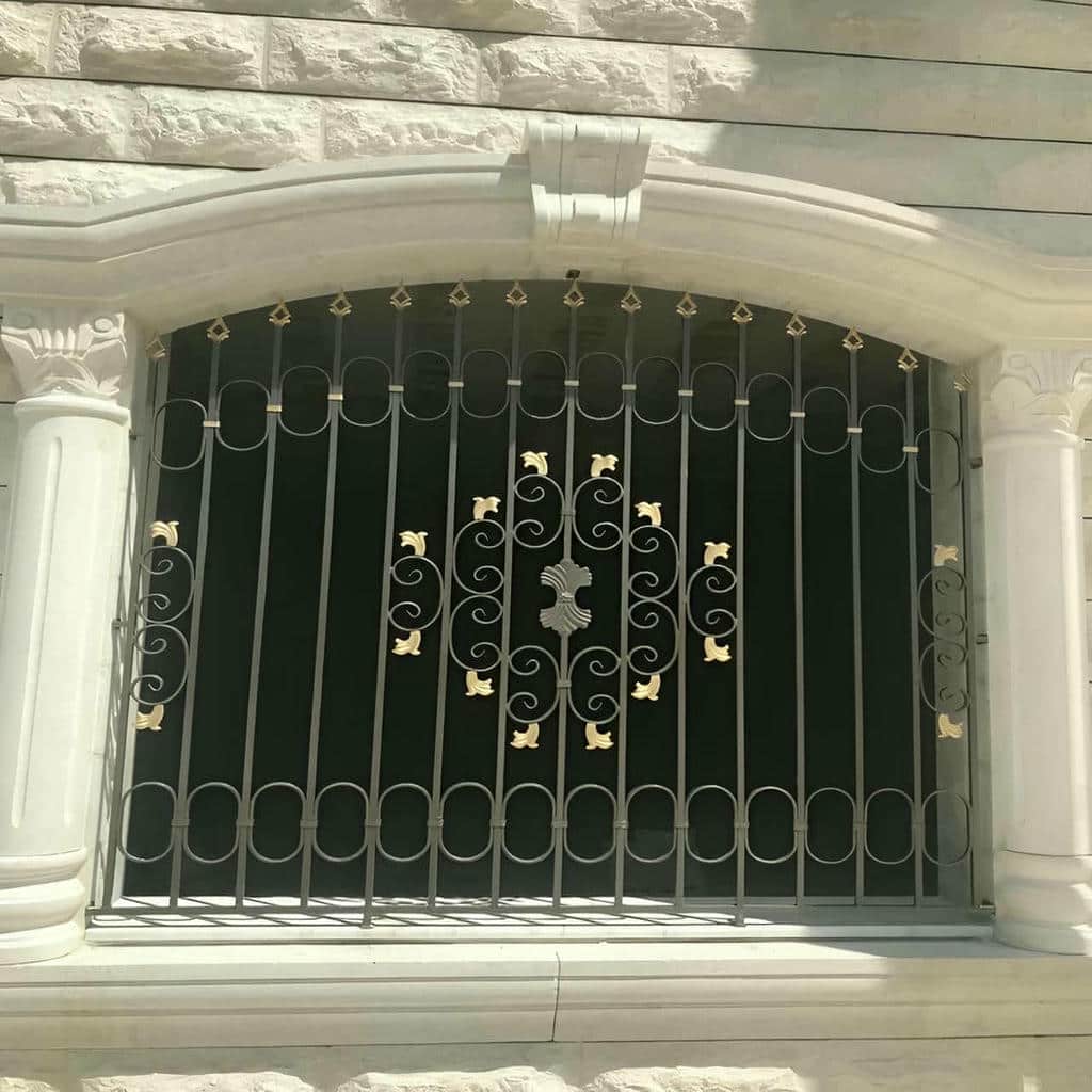 نصب حفاظ پنجره قوسی کتیبه دار روی نمای سنگی