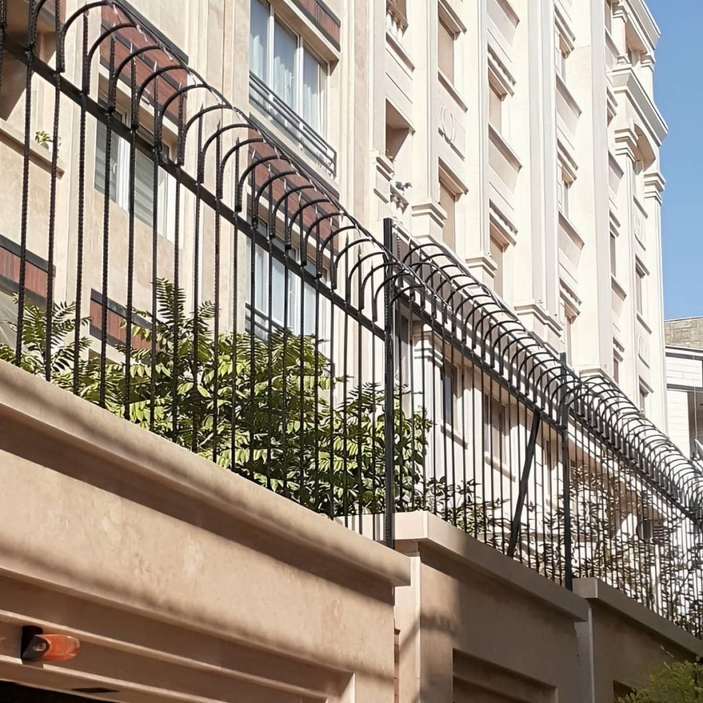 قیمت حفاظ دیوار کلاسیک سرنیزه بر اساس متریال و اجرا