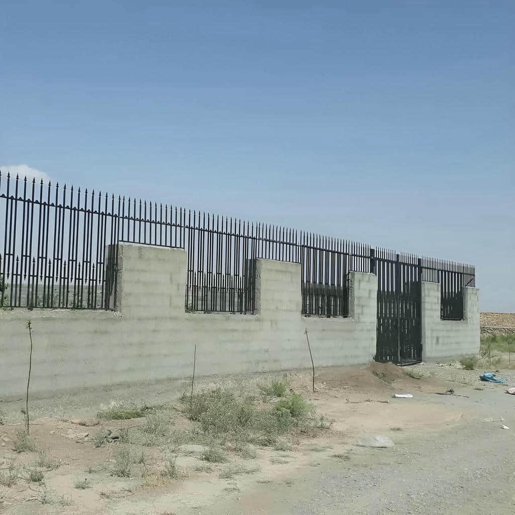 نصب حفاظ دیوار کلاسیک سرنیزه با پایه مهار شده