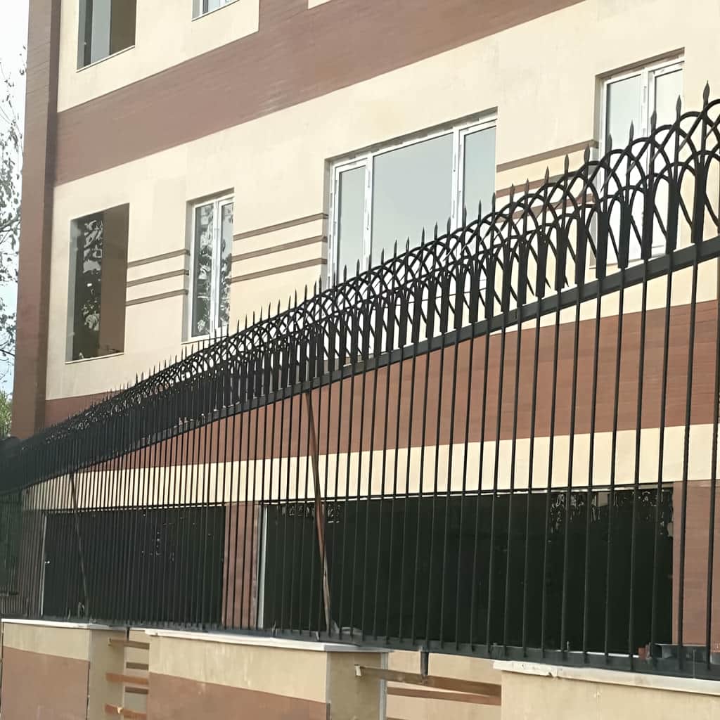 نصب حفاظ دیوار ویلایی مدرن طرح نیزه با شاسی مقاوم